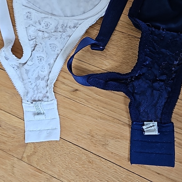 Pair of two Bali 34DD Lace 'N Smooth Underwire Bras - Picture 9 of 11